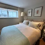 Beautiful 4-Bed House Next To Battersea Park