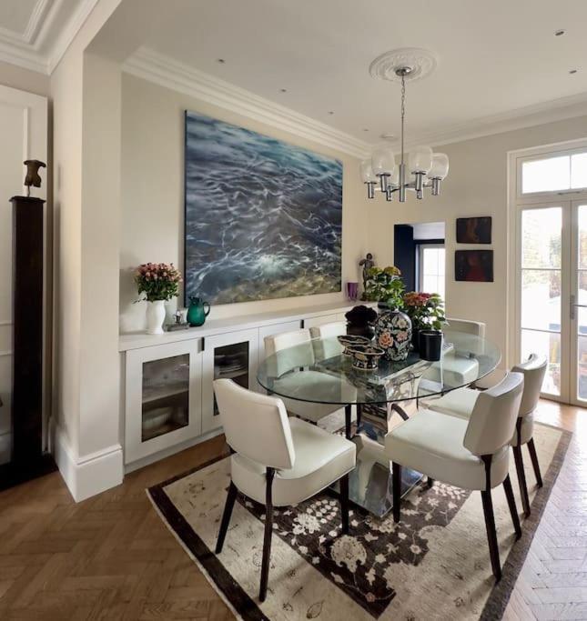 Beautiful 4-bed House Next To Battersea Park Londra