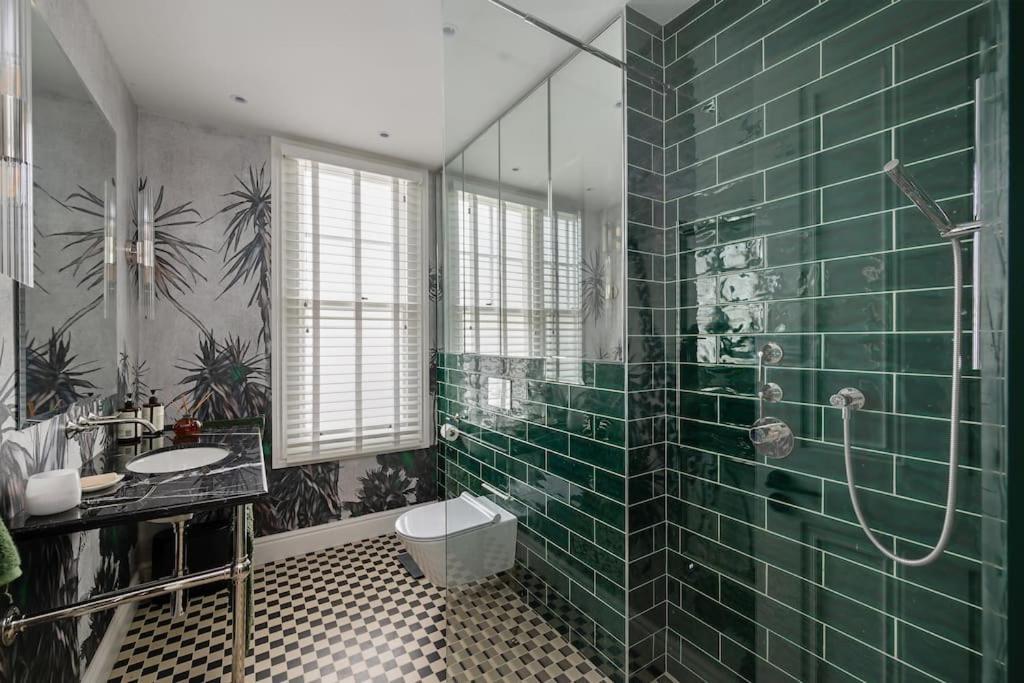 Beautiful 4-bed House Next To Battersea Park Ferienhaus London